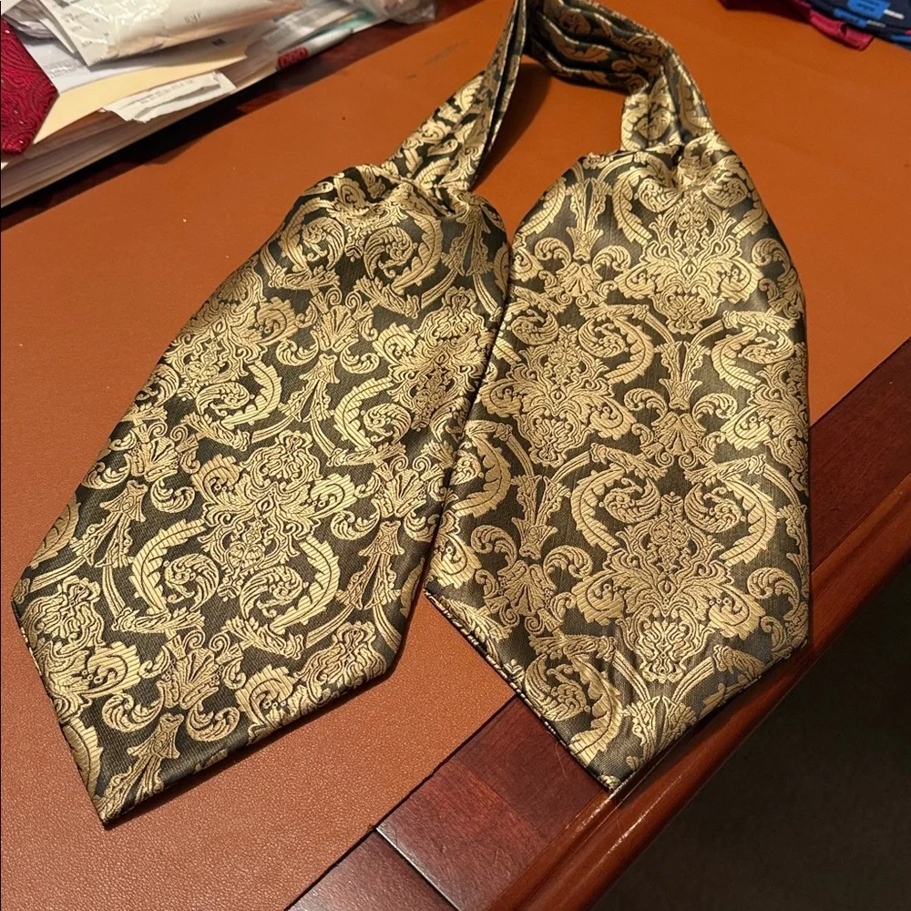 Elegant Gold Patterned Ascot Cravat